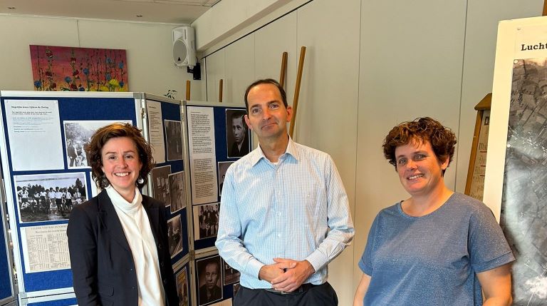 Burgemeester opent tentoonstelling - web