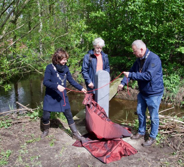 Onthulling vernieuwde grenspaal